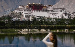 西藏旅游跟团价格是多少？跟团去西藏旅游一趟大概需要多少钱？