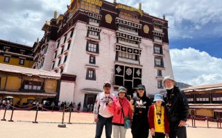 去西藏旅游包车还是租车好？西藏旅游包车一天大概需要多少钱？
